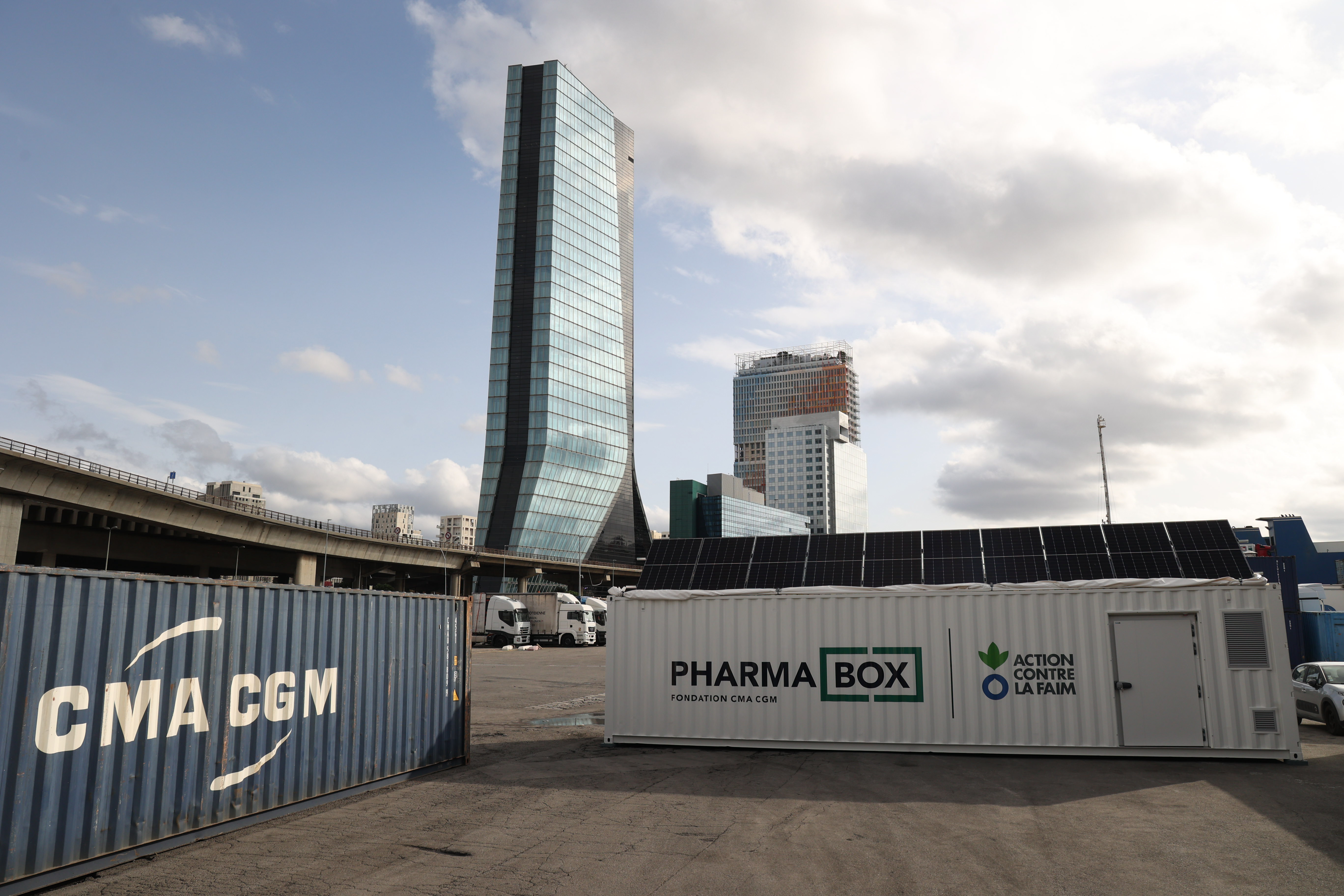 Photo de la première PharmaBox au pieds de la Tour CMA CGM