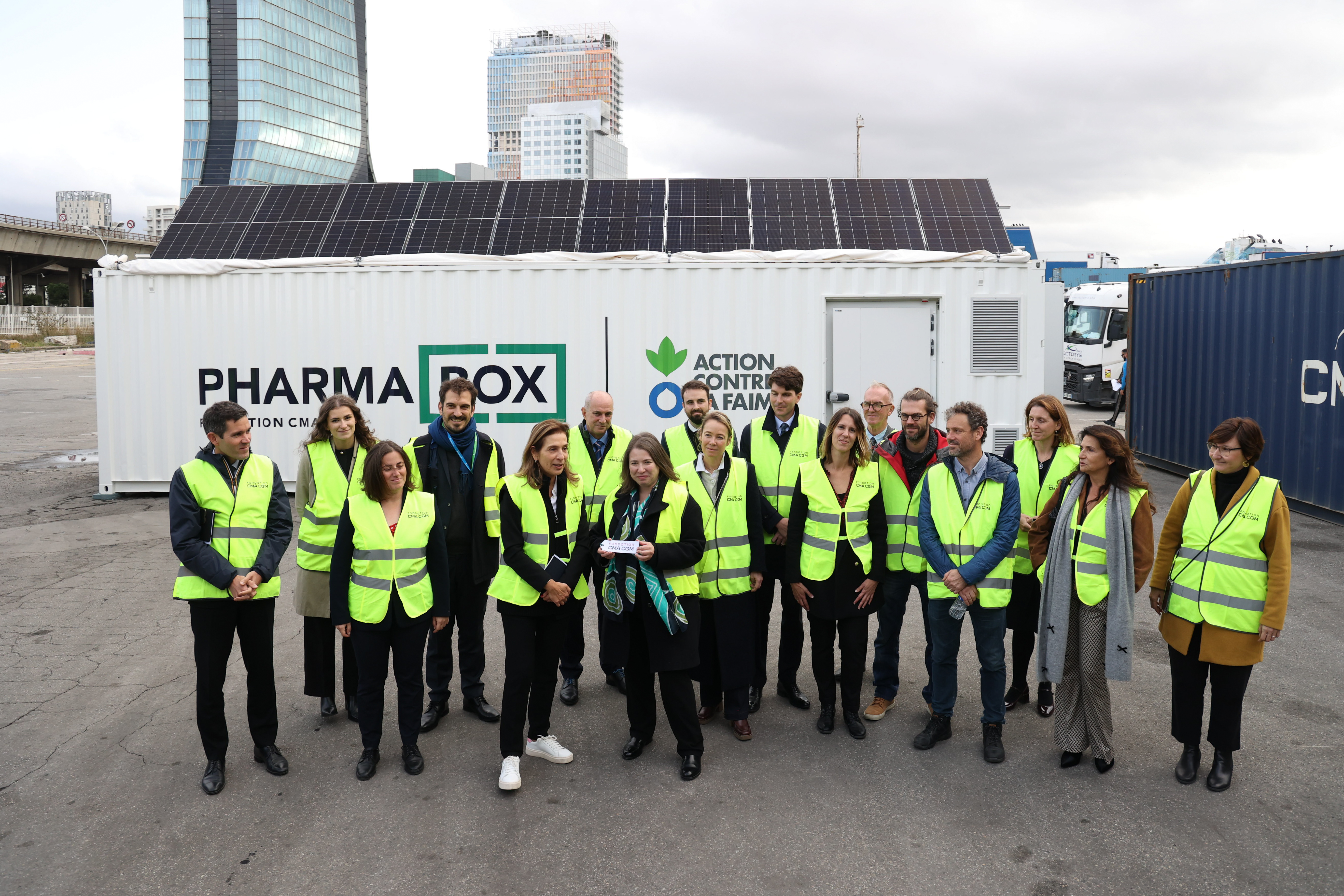 Photos des équipes de la Fondation CMA CGM et des équipes d'Action contre la Faim devant la PharmaBox.
