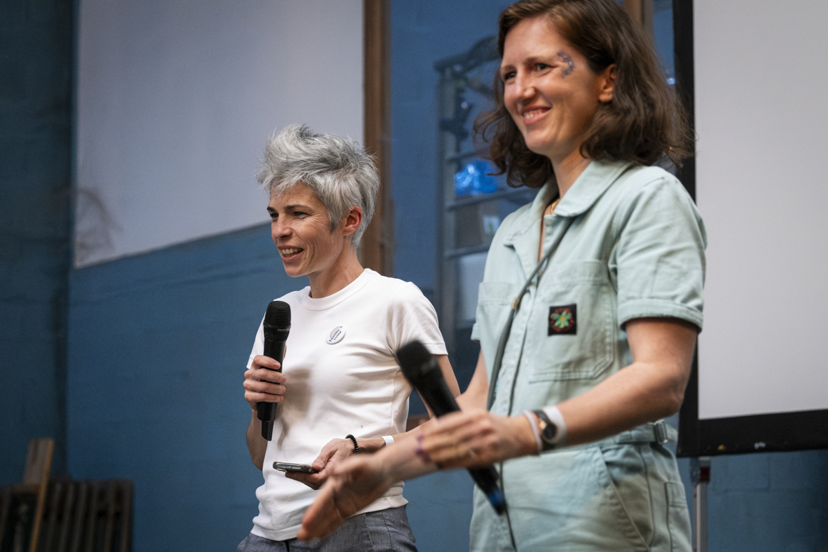 © Louise ALLAVOINE / Marie (gauche) et  Marie Clémence (droite) pendant le speech de fermeture