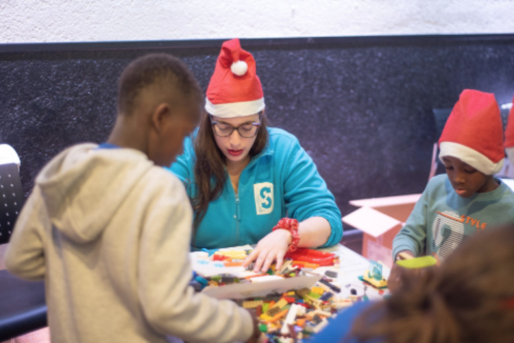 Créativité et partage : un Noël solidaire avec LEGO pour les enfants