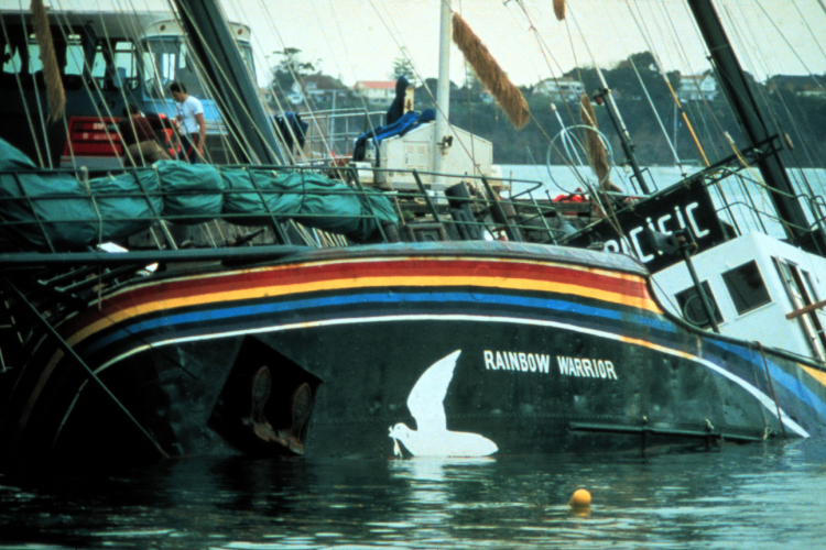 Le Rainbow Warrior après le sabotage à Auckland en Nouvelle-Zélande en 1985. © Greenpeace / John Miller