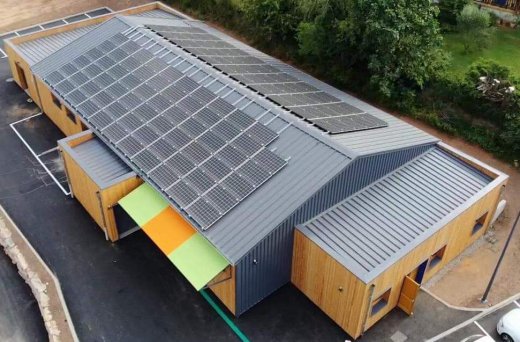 Panneaux solaires sur le toit