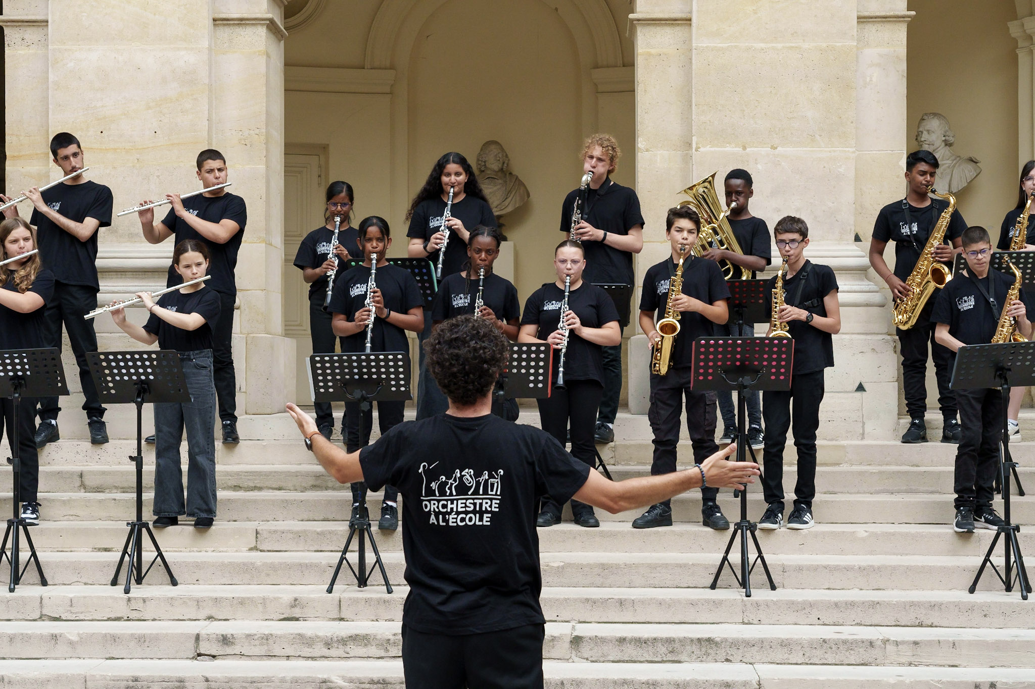 L'orchestre au collège Les Maillettes de Moissy-Cramayel (77) dans la cour de l'Institut de France