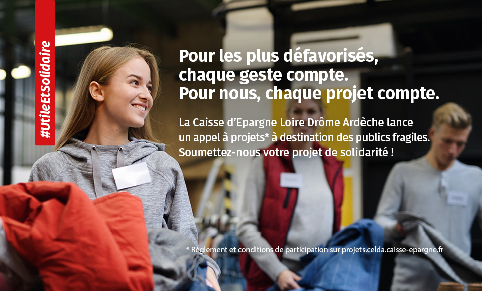 des jeunes trient les vêtements