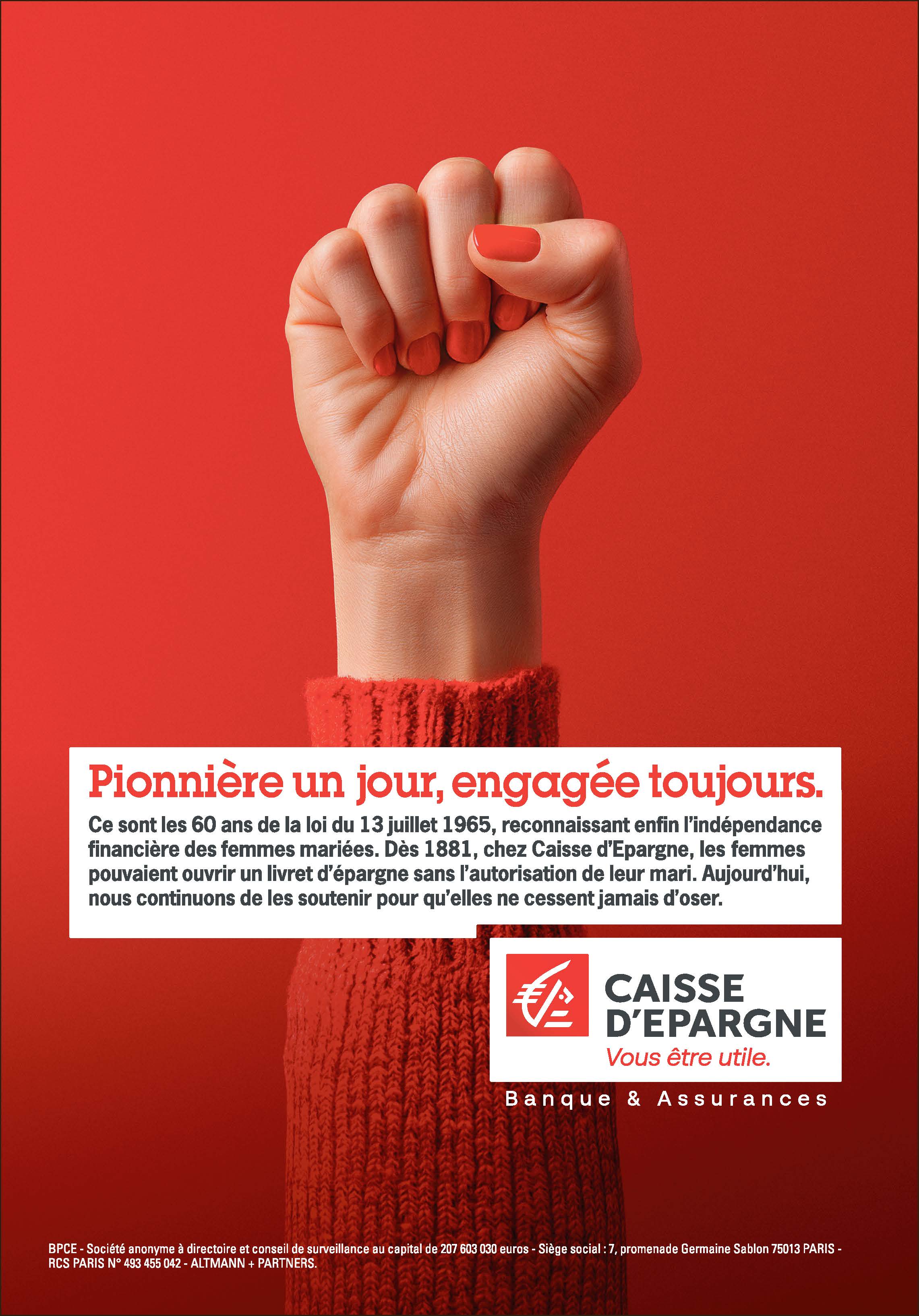 poing levé d'une femme sur fond rouge