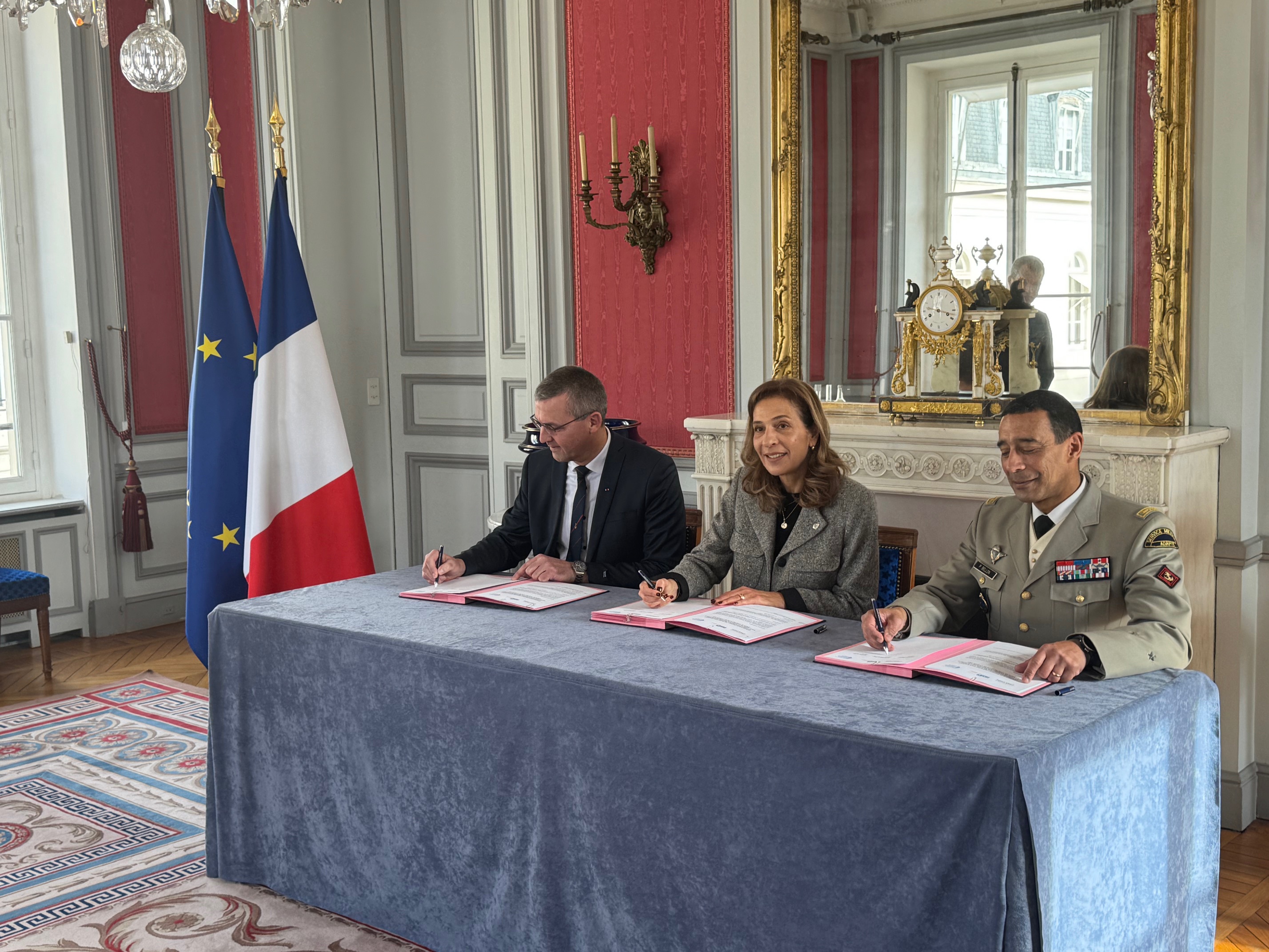 Tanya Saadé Zeenny, Présidente de la Fondation CMA CGM, a signé un partenariat avec le Général Jean-Pierre Metz, Président de la Fondation du Service Militaire Adapté (SMA), et le Général Patrice Bellon, Commandant des régiments du SMA