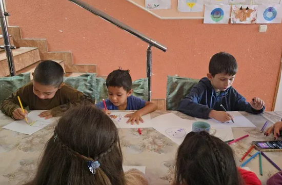 Les Carpethians Foundations organisent des activités créatives pour les enfants réfugiés.