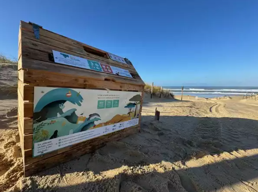 Installation d'un bac à marées sur une plage de Charente-Maritime, afin de collecter les déchets et réduire l'impact de la pollution plastique sur le littoral. © SCIC TEO / Projet Bac à Marées