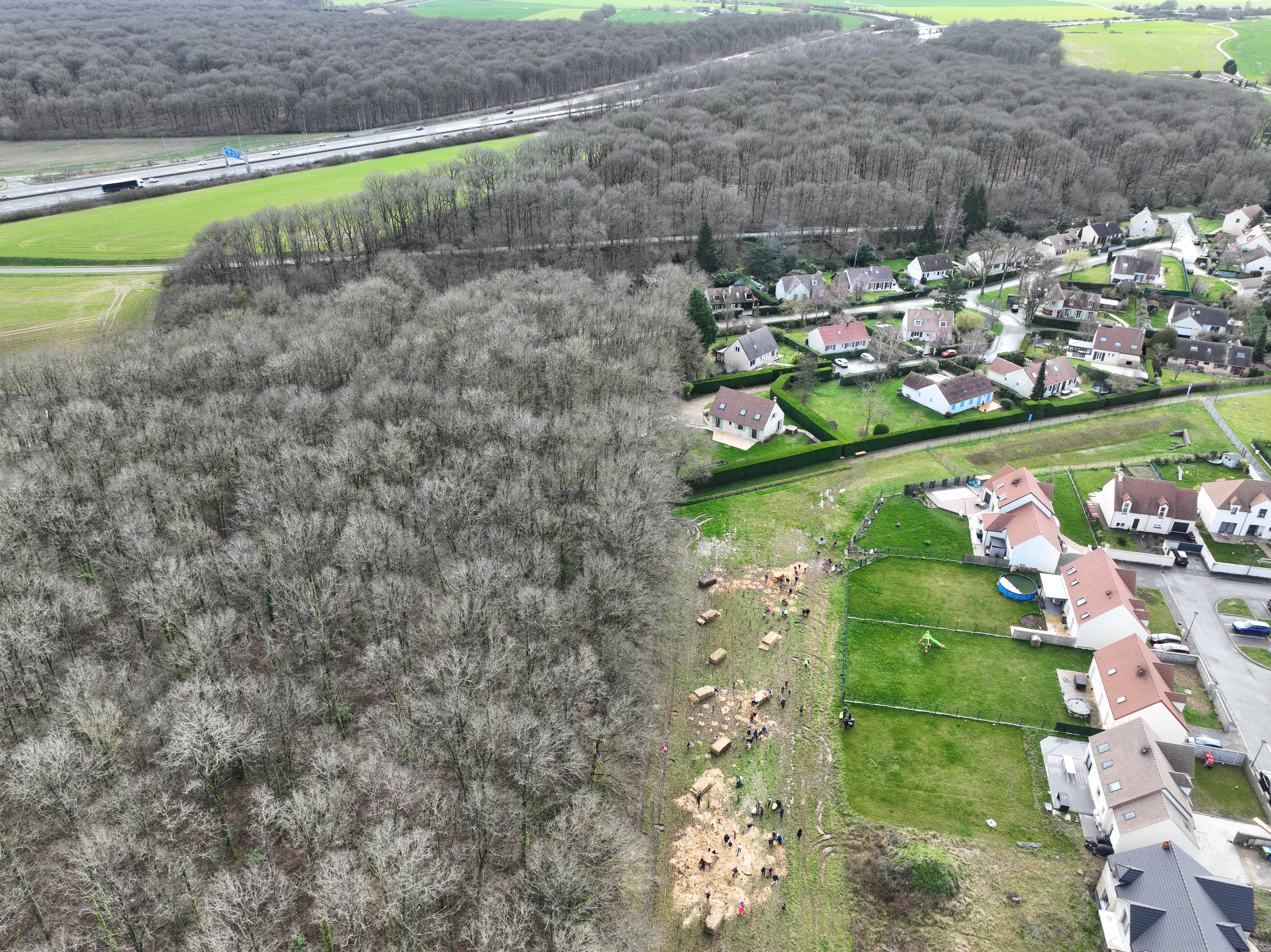 Verger et bande boisée sur la commune de Ponthévrard