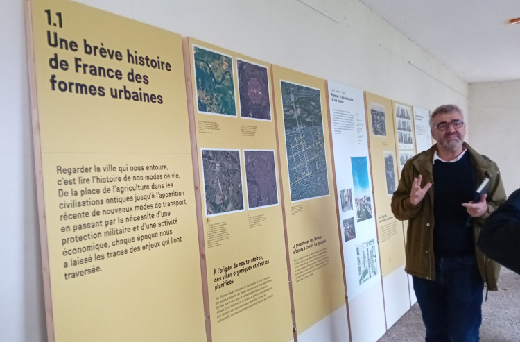 Patrick Henry, architecte et urbaniste, est le commissaire de l’exposition et le guide de cette visite en avant-première. Crédit : Léanna Voegeli. 