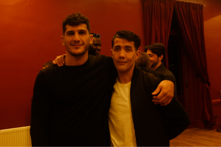 Nadir et Haiss, ex-détenus du centre pénitentiaire de Meaux, à la sortie du spectacle. Crédit : Félicité Dussel.