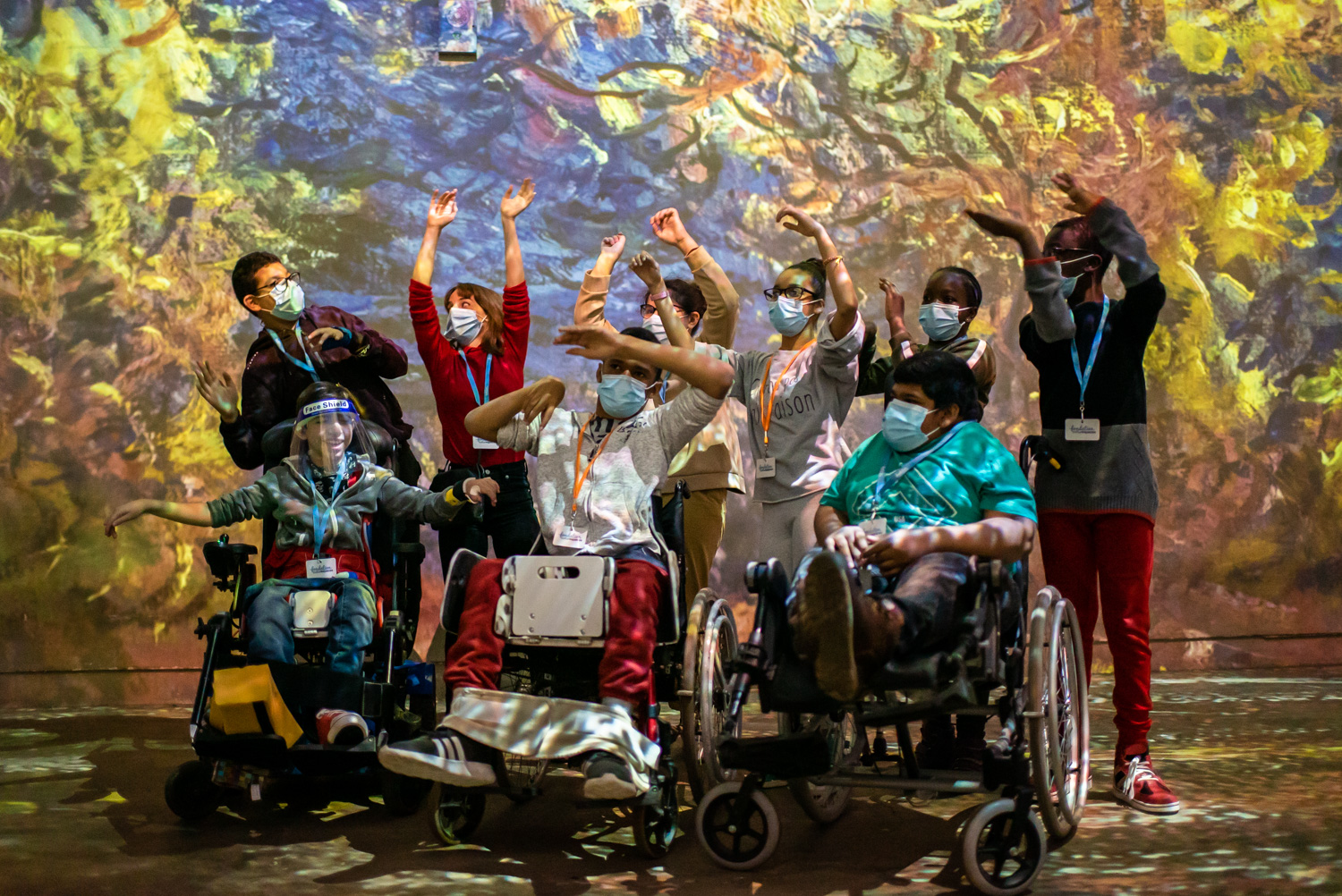 Les enfants de l'IEM Michel Arthuis lors de leur visite de l'Atelier des Lumières dans le cadre du programme Art en immersion