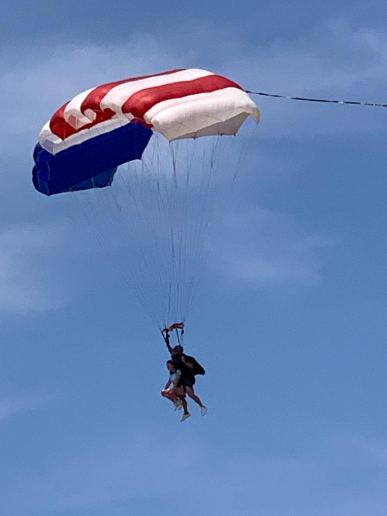 Lucie saute en parachute