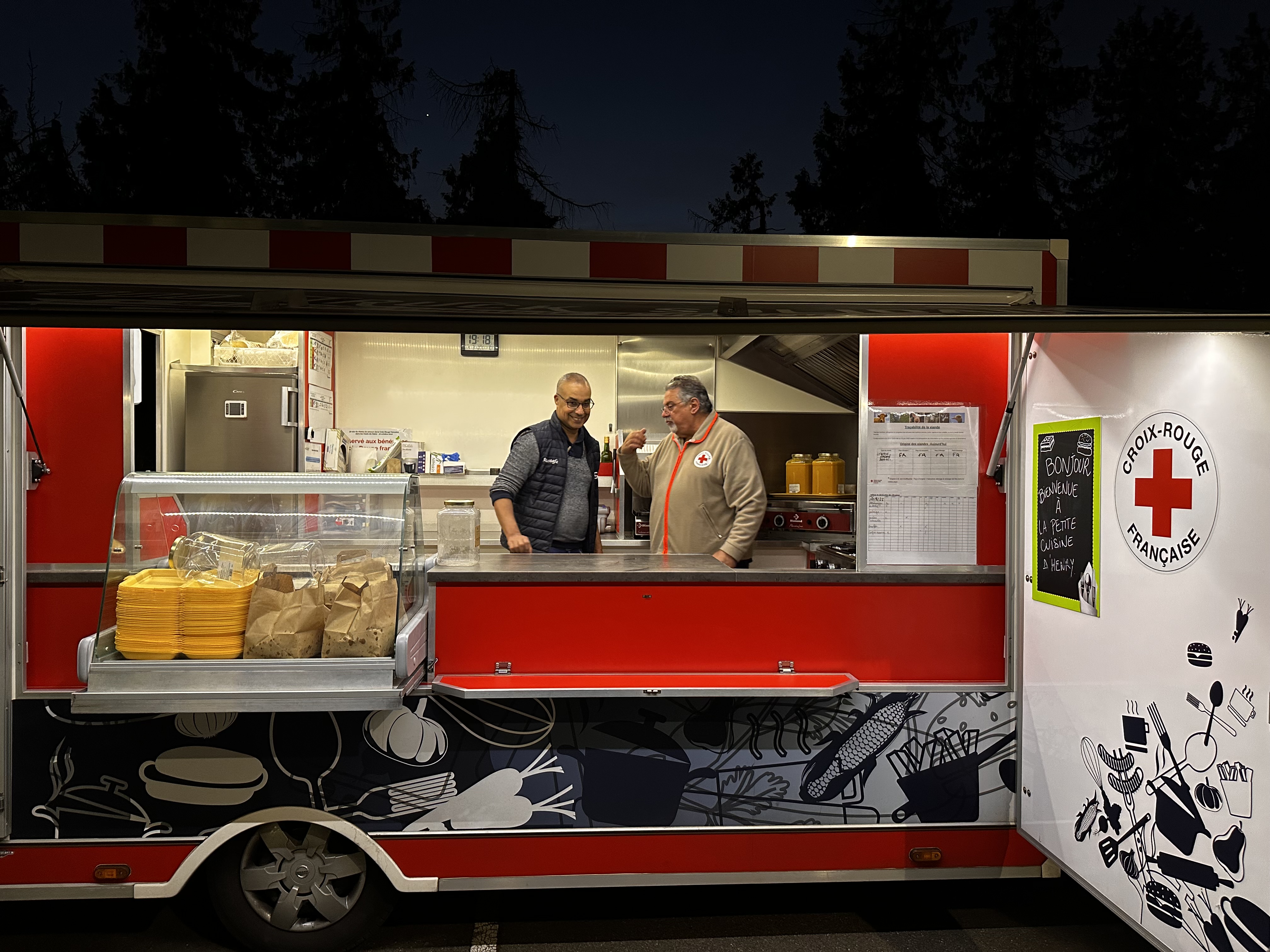  La croix rouge et son food truck aide les personnes en précarité alimentaire depuis septembre 2022