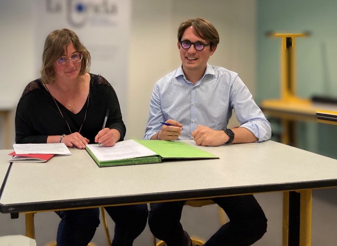 Signature de la convention de partenariat entre la Fonda et le RNMA autour de l’expérimentation « Structurer les coopérations pour résoudre les défis des territoires » lors de son assemblée générale le 12 mai 2022 © La Fonda