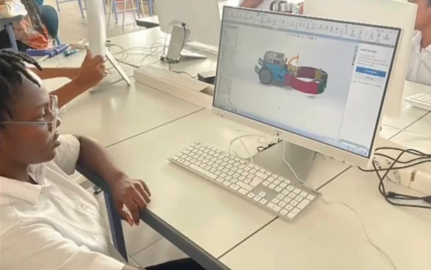 Lycéenne du Lycée français de Lomé concevant un produit