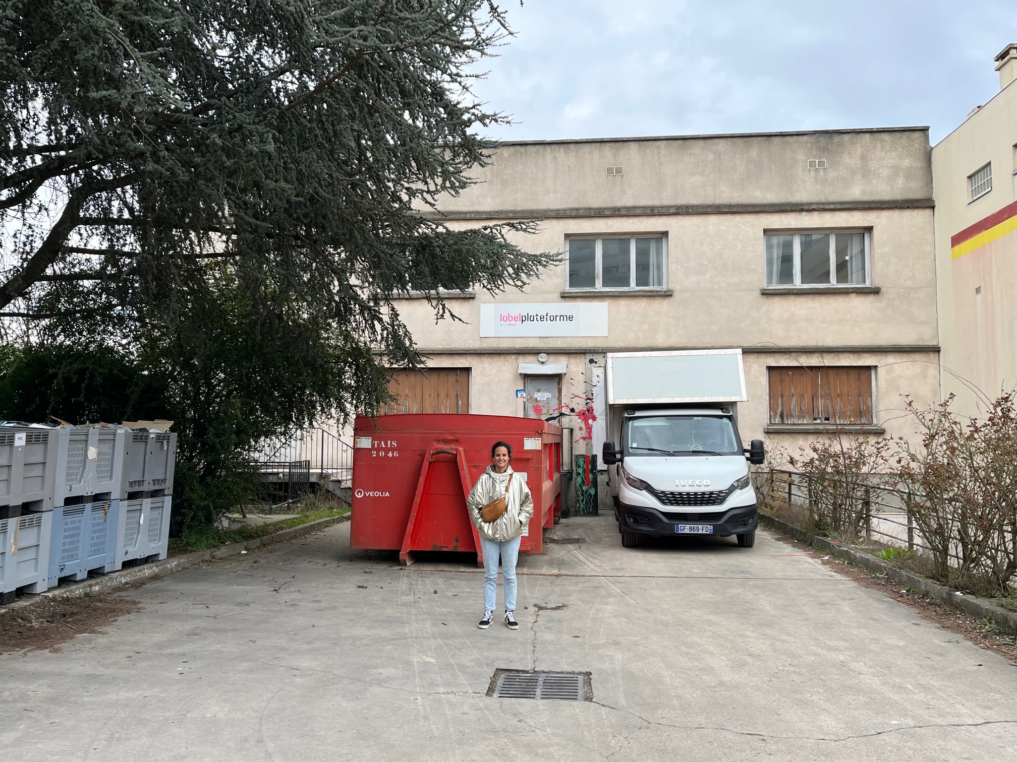 Maud Sarda devant l'entrepôt de Noisy-le-Sec de Label Emmaüs. Crédit : Carenews