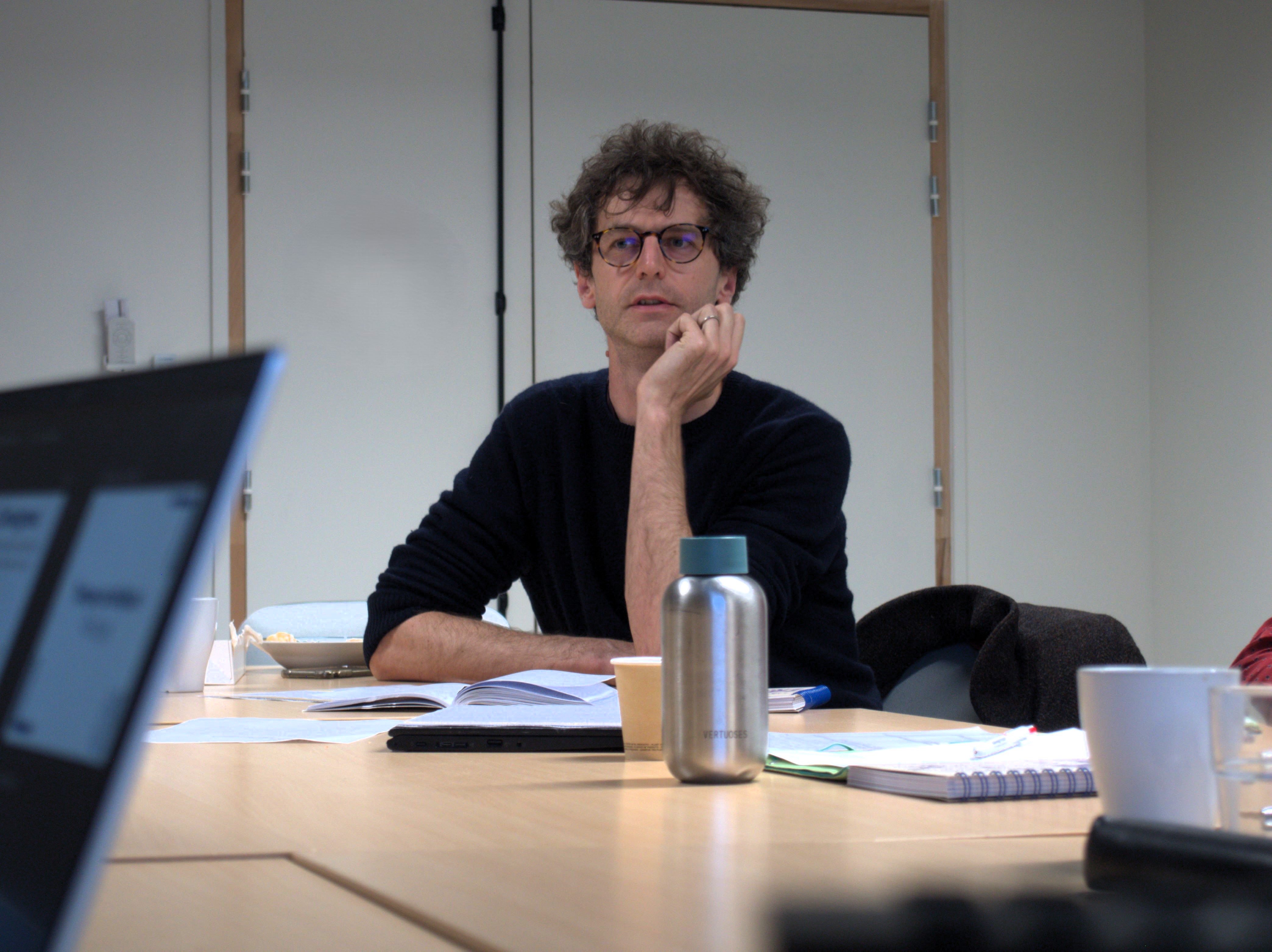 Adrien Nachury lors de la première journée de formation Faire Ensemble de la Fonda  le 17 décembre 2024 à Paris © Anna Maheu/La Fonda