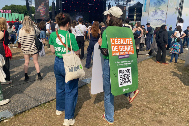 Des associations, ici Oxfam, déambulent dans le festival pour sensibiliser à leurs causes et leurs actions. 