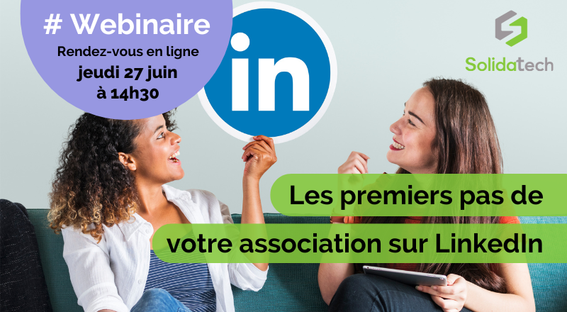Deux femmes souriantes qu'on devine assises sur un canapé, tiennent entre elles le logo du réseau social LinkedIn. 