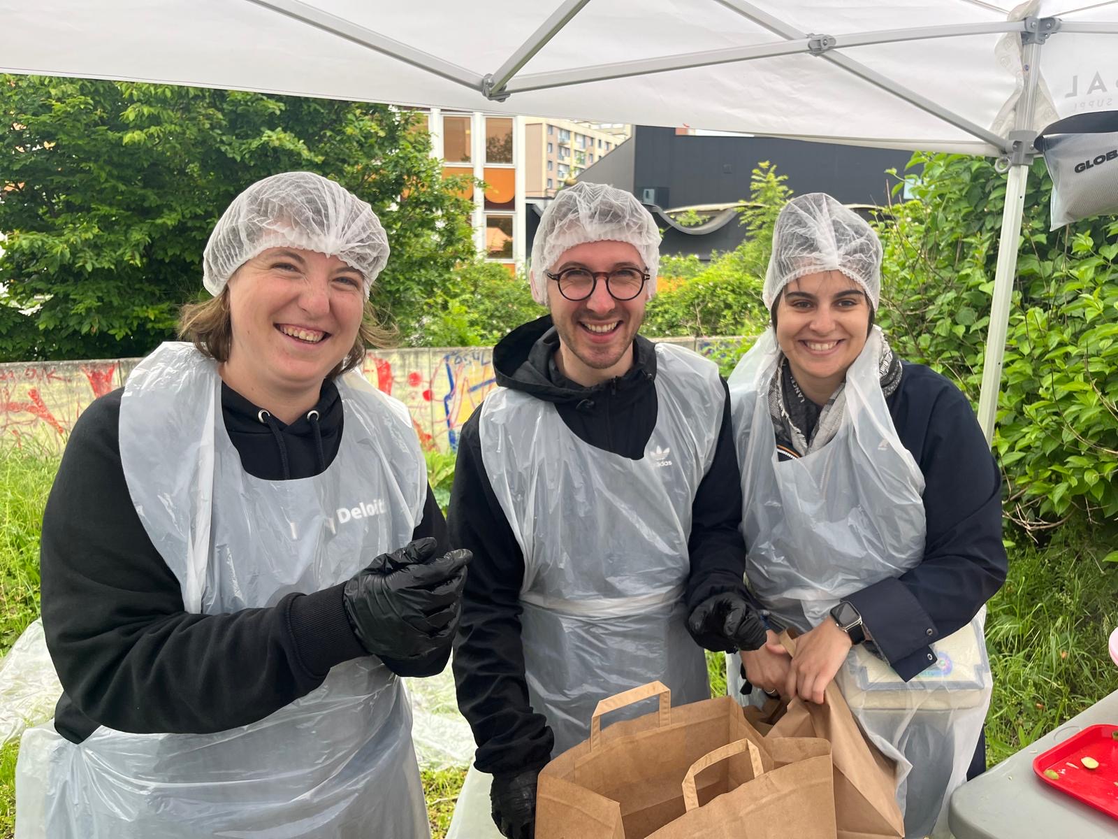 Des collaborateurs Deloitte qui préparent des colis alimentaires pour une distribution alimentaire