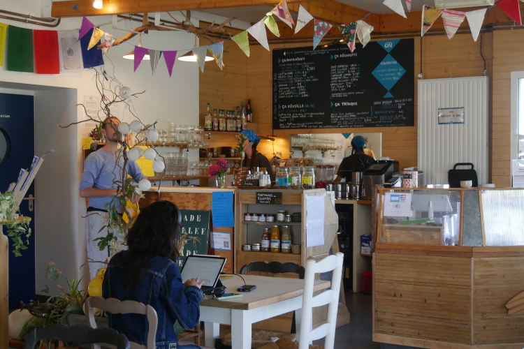 À l'intérieur du café de Maison Glaz, se mêlent touristes et télétravailleurs.