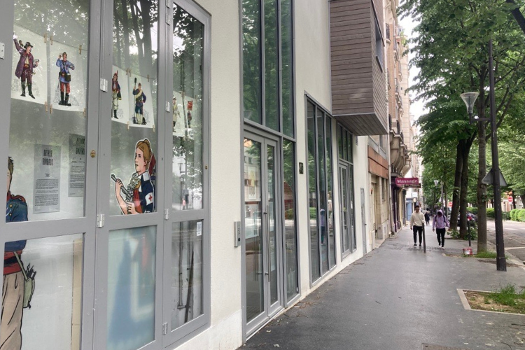 L'autre façade du bâtiment. 
