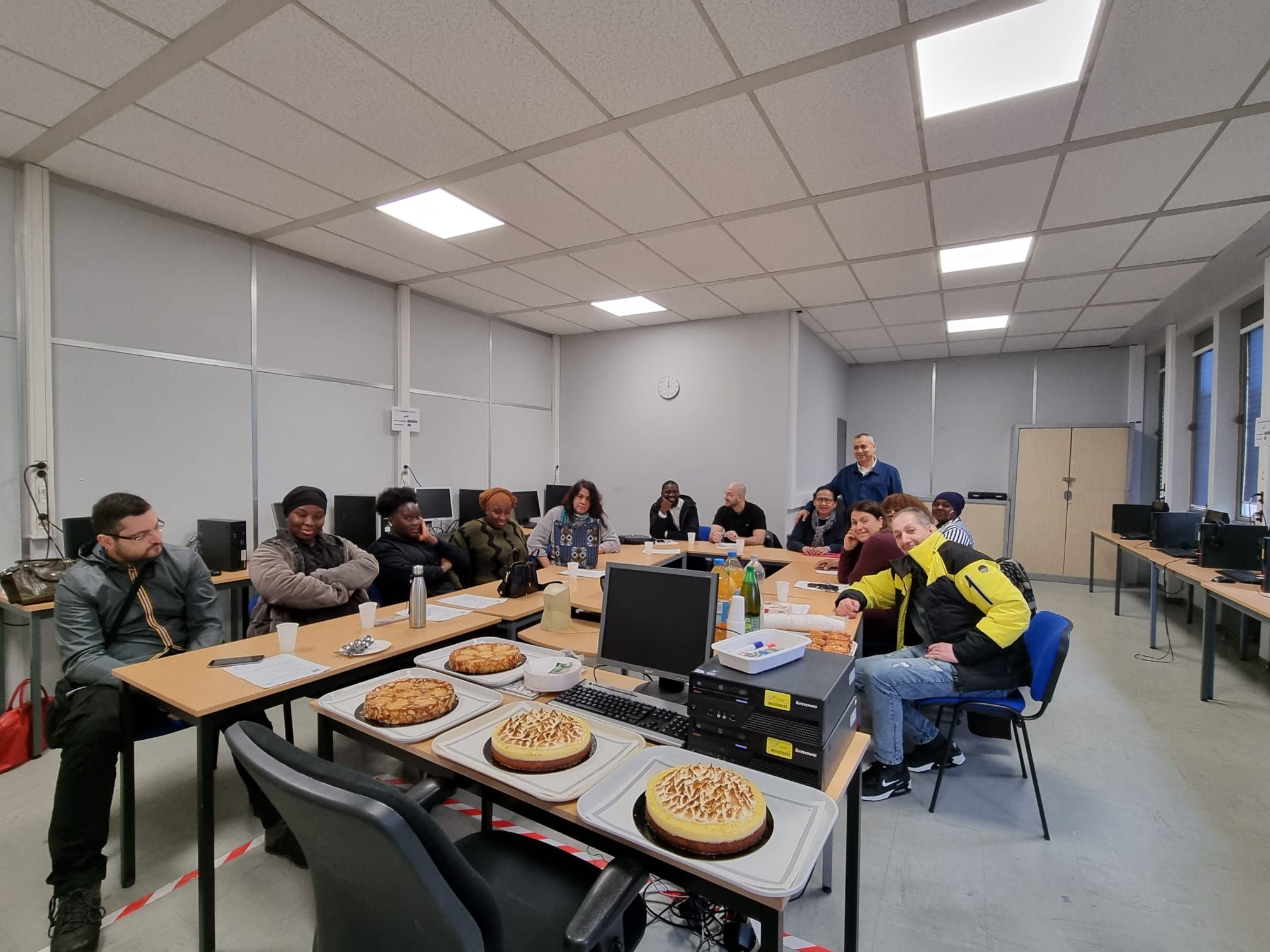 Les étudiants de la cohorte emploi agents de restauration sont réunis autour d'une table et partage un goûter de fin de stage. 