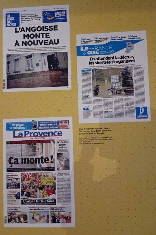 Dans l’exposition, des unes de presse évoquent des inondations de ces dernières décennies, phénomène amplifié par l’artificialisation des sols.  Crédit photo : Léanna Voegeli  