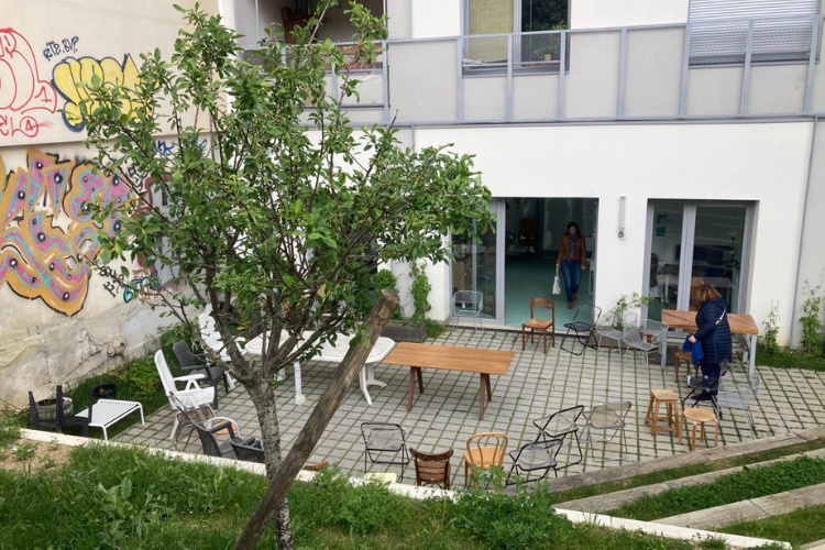 Un petit jardin partagé se situe à l'extérieur du bâtiment. 