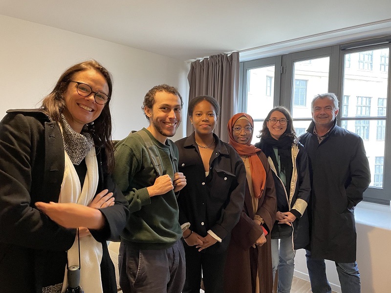 De gauche à droite : Alexandra (Fondation FDJ), Merlin, Keindolys et Nissoita, kapseurs, Jade Coudert et Jérôme Sturla (Afev) 