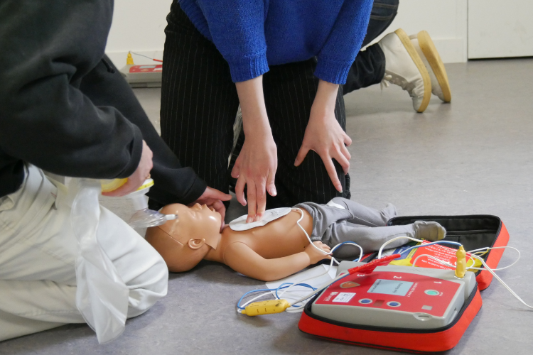 massage cardiaque enfant