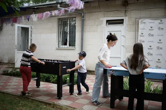 À Chișinău, en Moldavie, l’ONG Laolalta organise des activités récréatives pour les femmes et les enfants réfugiés.