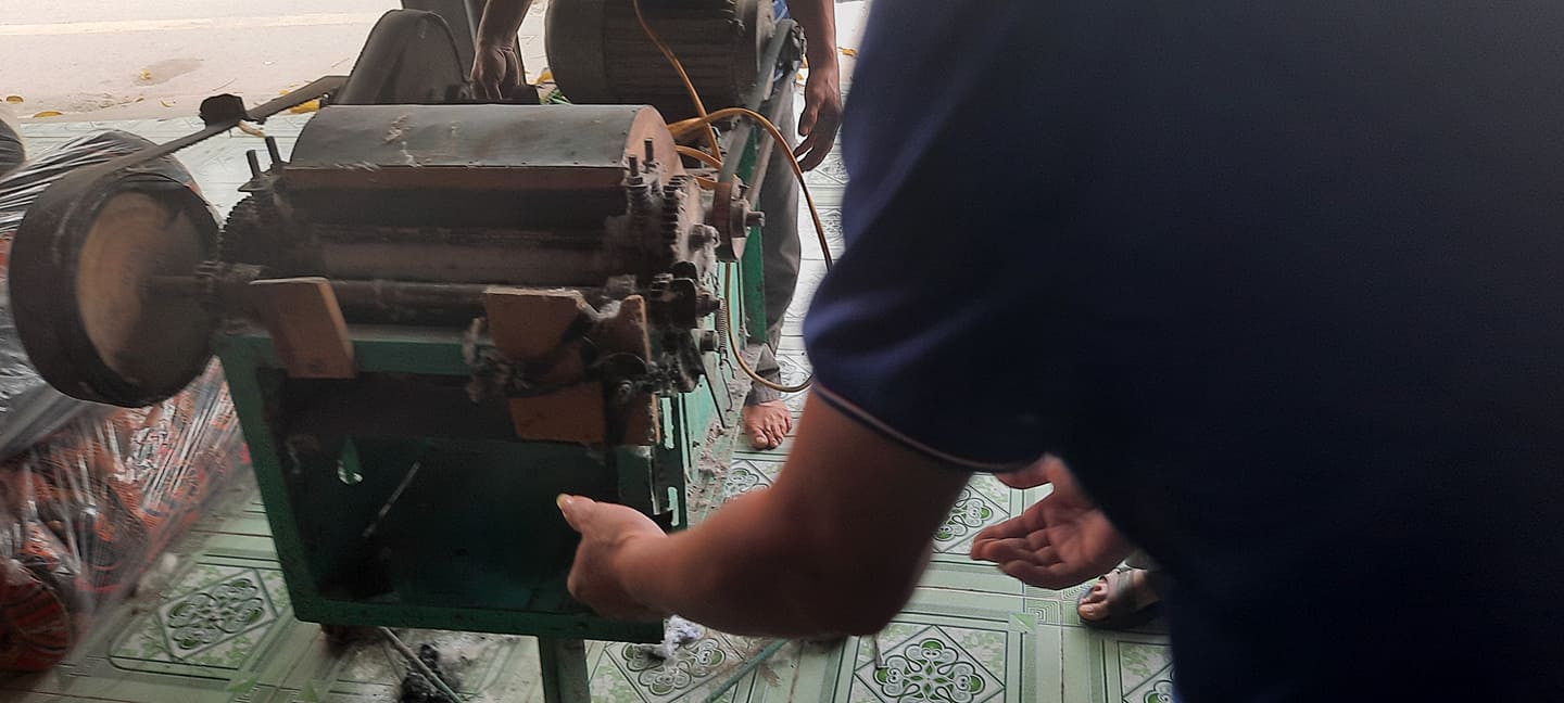 Installation de la machine à carder dans la coopérative de Dien Bien Phu, au Vietnam.