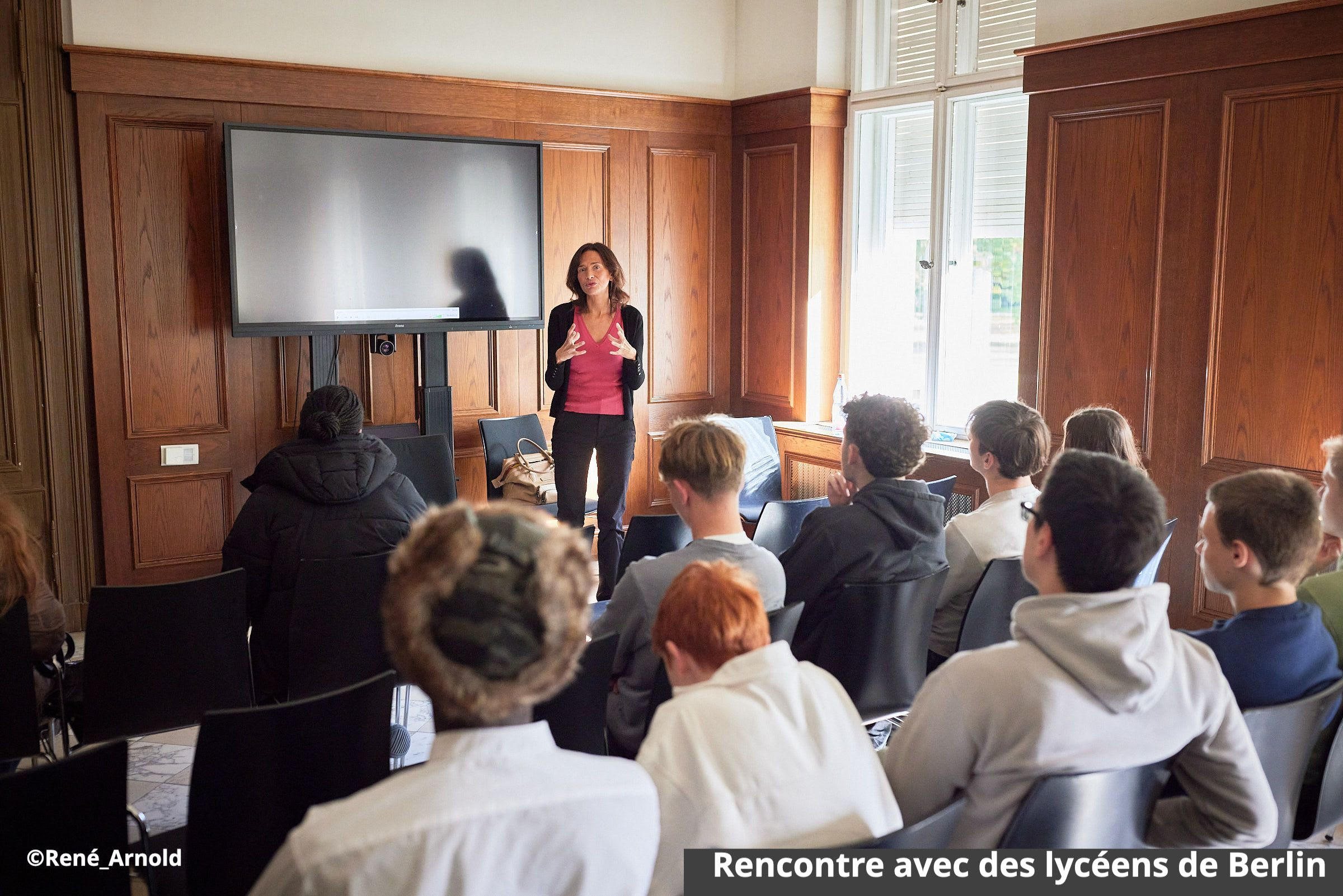 Frédérique Bedos échangeant avec des lycéens allemands