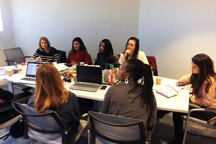 Crédit photo : Pro Bono Lab. Marathon 2019 avec l’association Atelier du Poisson Rouge dans les locaux de la Société Générale