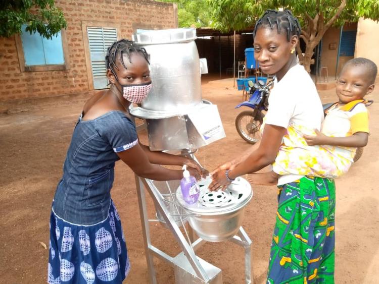 Postes de lavage des mains, savon, désinfectants, masques sont distribués à nos partenaires pour lutter contre le Covid-19