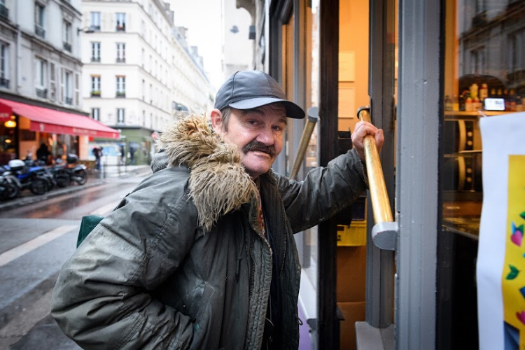 #ValorisonsLesSolidarités : La Cloche mobilise les citoyens pour maintenir le lien social avec les personnes sans domicile pendant le confinement. Crédit photo : Arnaud Bouissou / TERRA