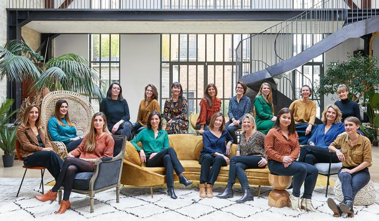 Crise sanitaire liée au Covid-19 : Maisons du Monde renforce son engagement solidaire pour apporter confort et réconfort aux familles et aux soignants. Crédit photo : Maisons du Monde. Sur le visuel, les équipes style et achats