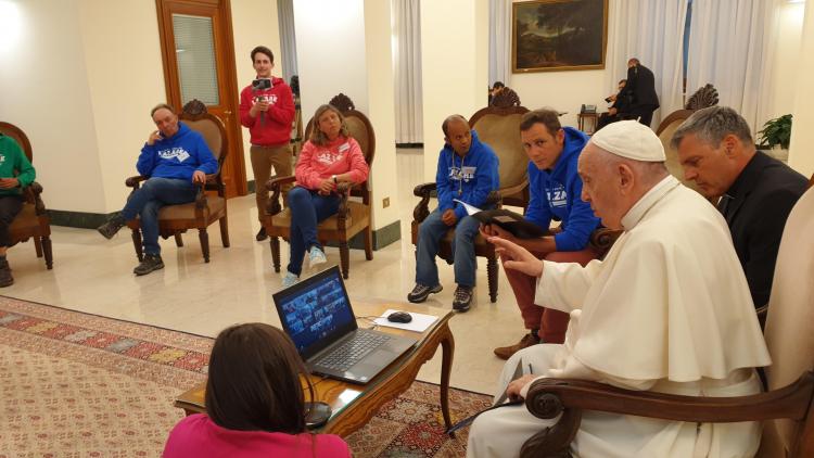 Le pape nous a offert sa première audience privée... sur zoom