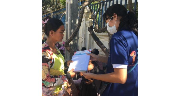 Cambodge : Distribution de livres dans les quartiers précaires de Phnom Penh