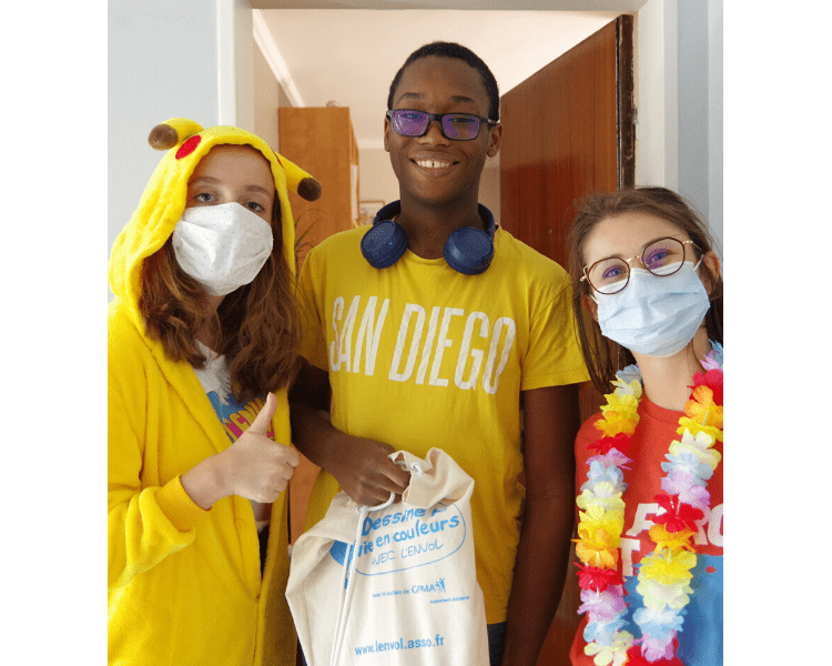 Les jeunes de L'ENVOL ont eu la bonne surprise de recevoir leur kit des mains des équipes de distribution déguisées.