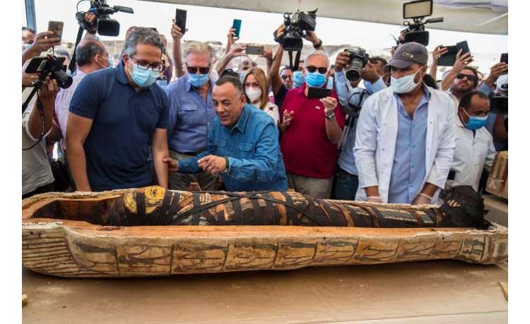 Le ministre du tourisme et le secrétaire général du conseil suprême des antiquités, à l’ouverture d’un sarcophage, le 3 octobre à Gizeh. KHALED DESOUKI / AFP
