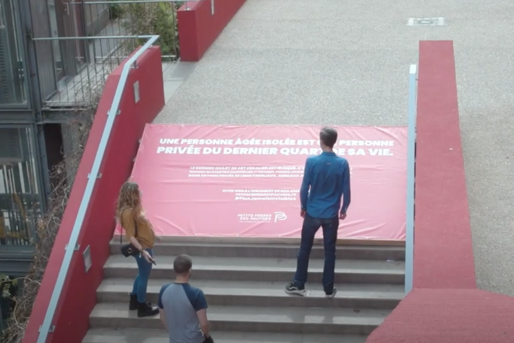 Capture d'écran d'une des vidéos de l'association des Petits Frères des Pauvres.