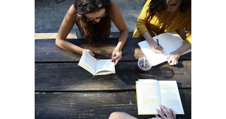 Trois étudiantes. Copyright : Unsplash