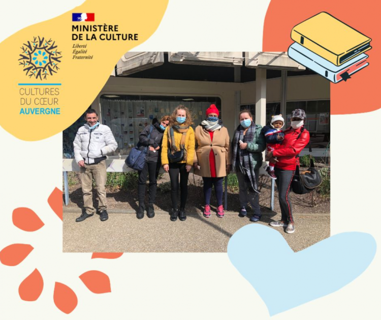 Devant les locaux de la librairie, sept personnes accompagnées par l'ANF 63 ont bénéficié des "chèques lire".