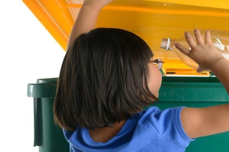 Jeune fille contribuant au tri sélectif ©Citeo