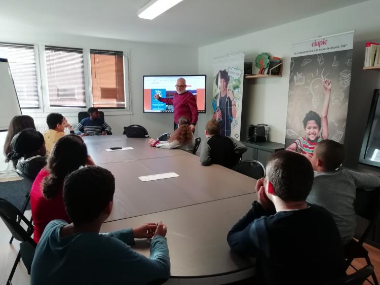 « Pro Bono Explorers », un programme pour rendre les jeunes acteurs de leur citoyenneté. Crédit photo : Fondation Nexity (photo prise avant la mise en place des mesures sanitaires)