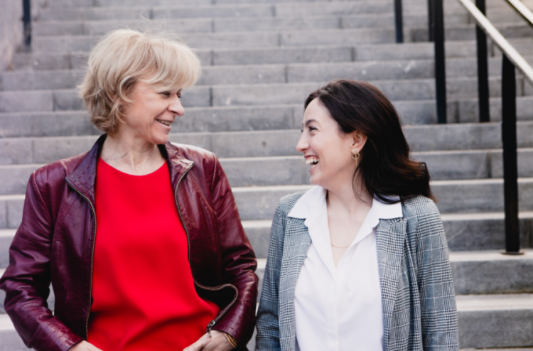 Laure et Daniela, souriantes et complices devant nos locaux (mai 2021)