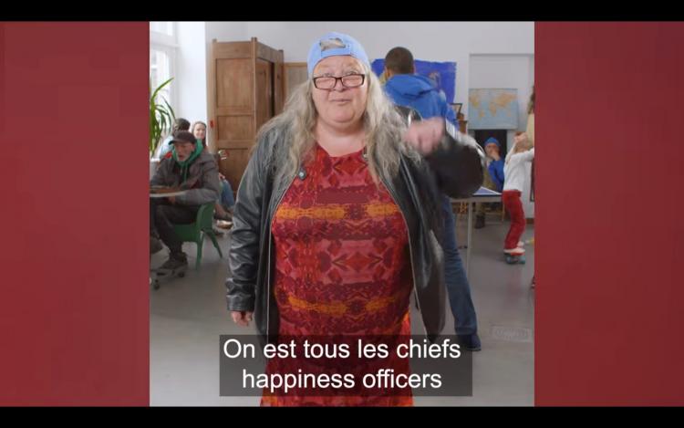 Photo d'une femme avec une casquette à l'envers et des lunettes de vue.